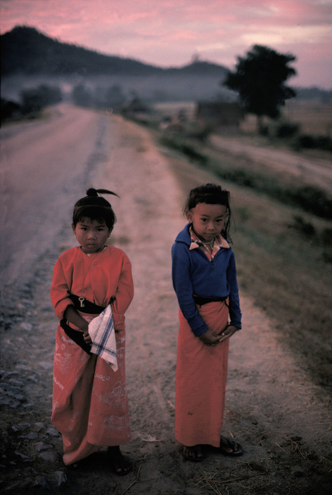 Hai đứa trẻ ở Mandalay, phía xa là đồi Mandalay, 1978. Ảnh: Hiroji Kubota/ Magnum Photos.