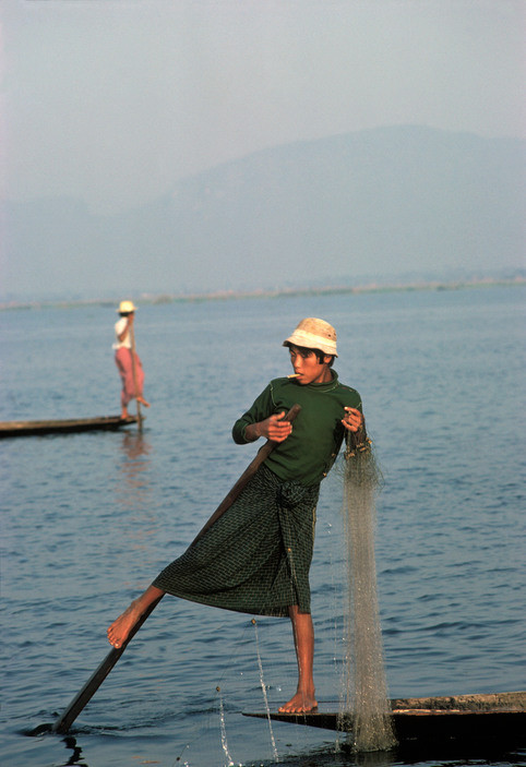 Một thanh niên đánh bắt cá theo lối truyền thống ở hồ Inle, bang Shan, 1986. Ảnh: Hiroji Kubota/ Magnum Photos.