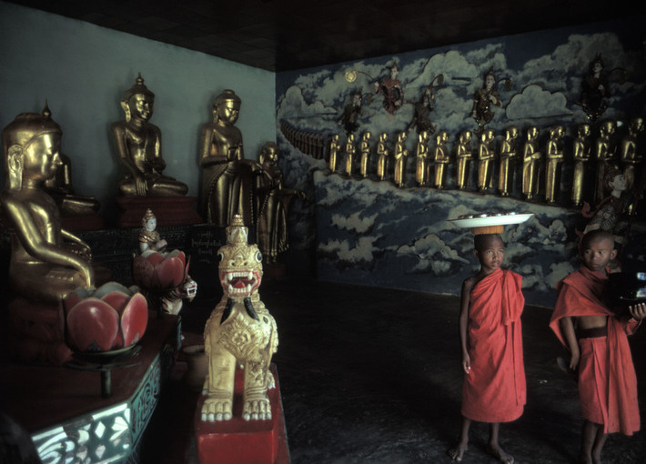 Hai chú tiểu trong chùa Shwezigon ở Pagan, 1986. Ảnh: Hiroji Kubota/ Magnum Photos.