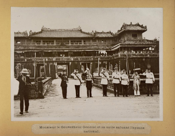 Quan toàn quyền và binh lính Pháp thực hiện nghi thức chào cờ và hát quốc ca Pháp ở trước Ngọ Môn. Ảnh tư liệu.
