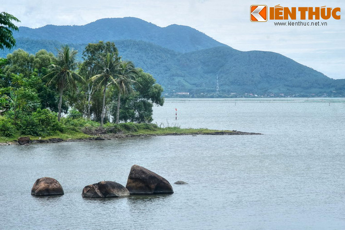 Từ thời chúa Nguyễn, đầm Cầu Hai đã trở thành điểm vãn cảnh của các tao nhân mặc khách.