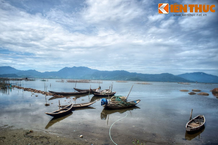Là khu đầm lớn nhất trong hệ thống đầm của phá Tam Giang, đầm Cầu Hai có diện tích lên đến 11.200 ha. Đầm thông với biển qua cửa Tư Hiền.