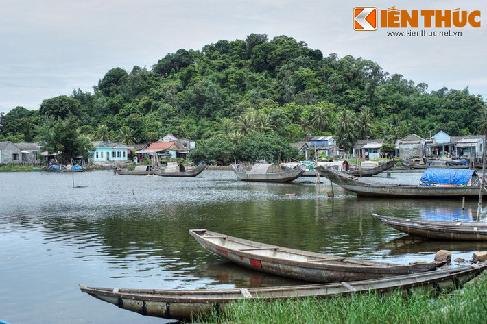 Trên đỉnh Túy Vân nằm bên đầm, chúa Nguyễn Phúc Chu đã cho xây chùa Thánh Duyên, sau này được nhà Nguyễn tôn tạo và phong là Quốc tự.