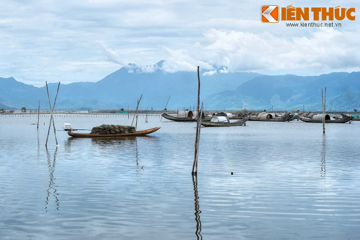 Từ đầm Cầu Hai, có thể theo đi ngược lên Huế cổ kính qua các đầm Thủy Tú, đầm Hà Trung, đầm Thanh Lam và sông Hương.