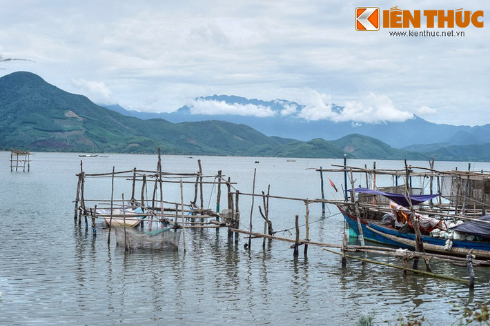 Hệ đầm này hứng nước của gần như tất cả các con sông lớn trong tỉnh Thừa Thiên nên nước đầm tương đối ngọt rồi chuyển sang nước lợ vào mùa khô.