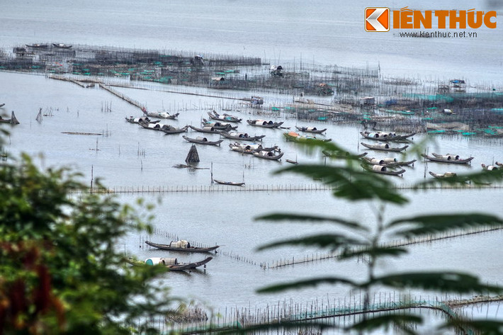 Tô điểm cho khung cảnh nên thơ của đầm là những con thuyền của hàng trăm hộ dân chài sinh sống rải rác trong đẩm.