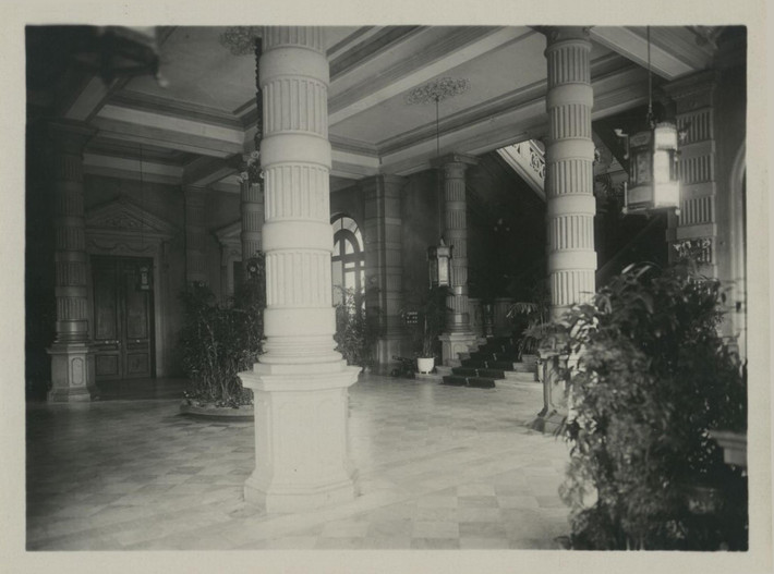 Đại sảnh sau lối vào chính của Dinh Toàn quyền thập niên 1920. Ảnh tư liệu.