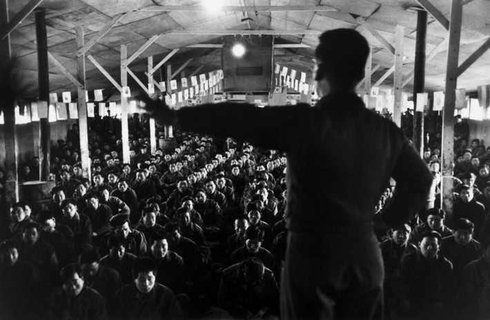 Lớp học chính trị dành cho tù nhân trong trại. Ảnh: Werner Bischof.