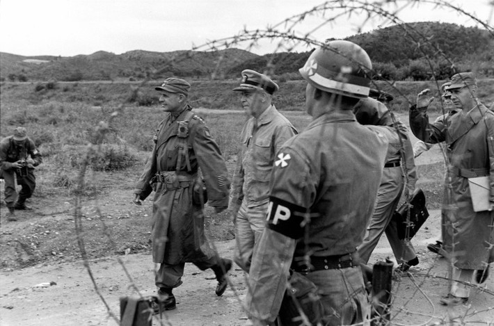 Tướng Ridgeway và Nguyên soái Joy của Mỹ thị sát Keasong, 1952. Ảnh: Werner Bischof.