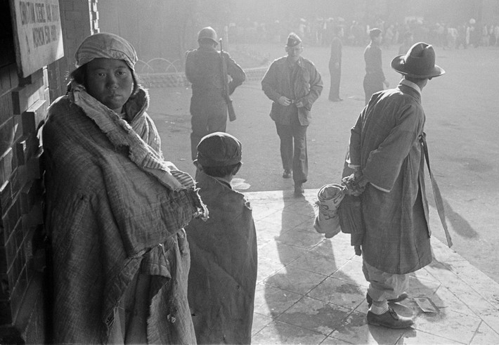 Quang cảnh trên đường phố Seoul, Hàn Quốc năm 1951. Ảnh: Werner Bischof.