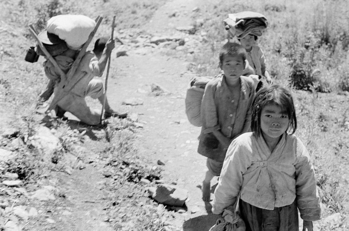 Trẻ em ở làng San Jang Ri giúp gia đình làm đồng áng. Ảnh: Werner Bischof.
