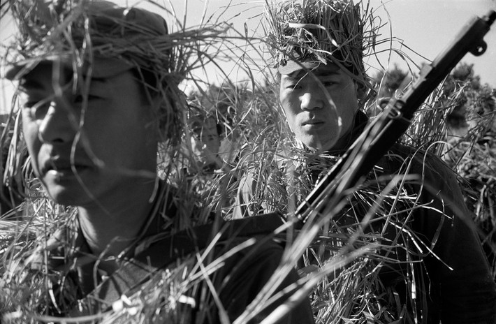 Binh sĩ của Lực lượng Phòng vệ Nhật bản tham gia cuộc chiến tranh Triều Tiên năm 1951. Ảnh: Werner Bischof.