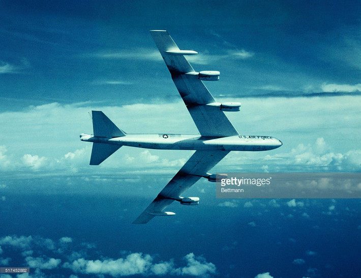 Chiếc máy bay B-52 chở bom H trong chiến dịch Redwing. Ảnh: Getty.