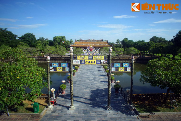 Bắc qua hồ Thái Dịch trong Hoàng Thành Huế, cầu Trung Đạo là đường dẫn từ cửa thành Ngọ Môn vào điện Thái Hoà, nơi đặt ngai vàng của các vua nhà Nguyễn.
