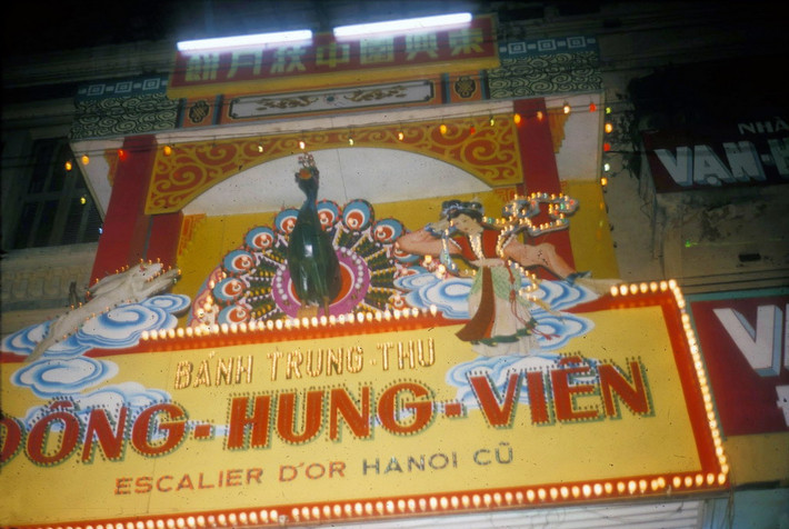 Bảng hiệu của tiệm bánh Trung thu Đông Hưng Viên ở cửa Tây chợ Bến Thành, một thương hiệu có nguồn gốc từ phố Hàng Buồm ở Hà Nội. Ảnh: Douglas Ross.