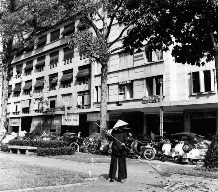 Vườn hoa công trường Lam Sơn, phía trước thương xá Eden, Sài Gòn năm 1952 - 1953. Ảnh tư liệu.