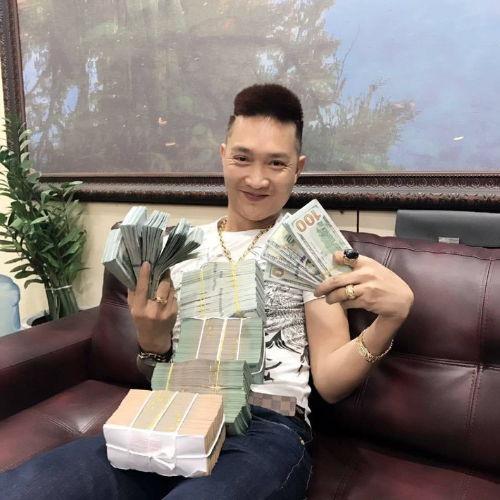 Công việc chính của Huấn là làm nghề cho vay lãi và kinh doanh dịch vụ từ Facebook. Sau khi xảy ra vụ việc thì trang "Huấn hoa hồng" đã bị khoá lại.