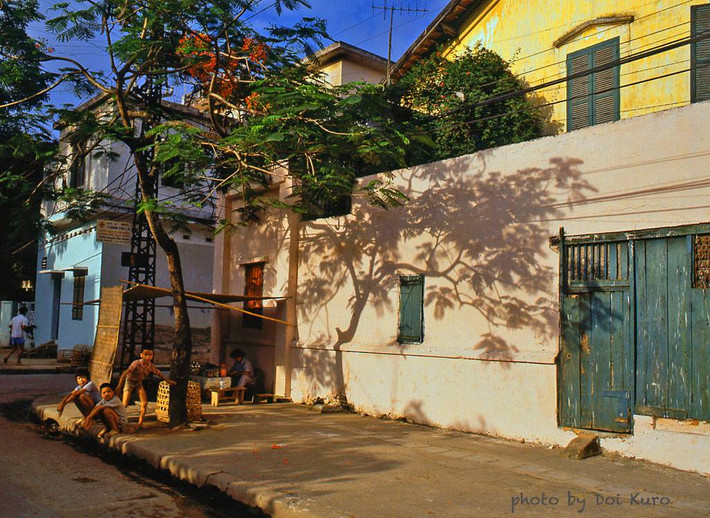 Một góc phố chan hòa ánh nắng.