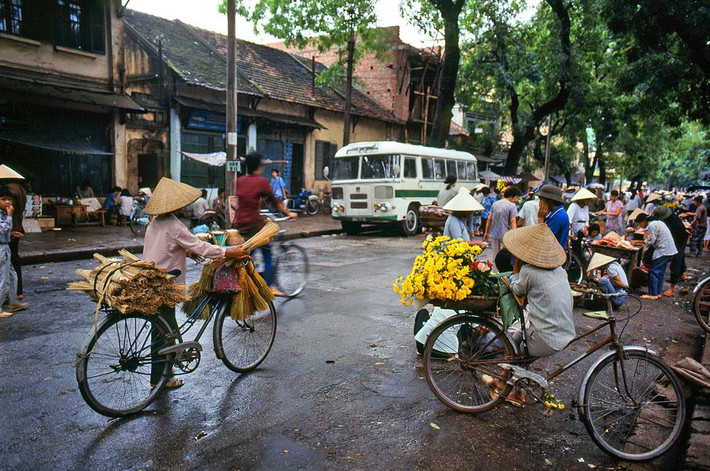 Một khu chợ họp trên phố buổi sáng.