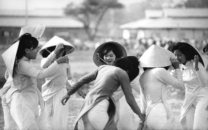Các thiếu nữ chơi đùa tại Viện Hóa Đạo ở Sài Gòn, 1966.