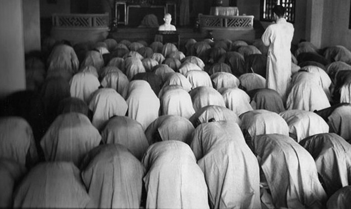 Một buổi lễ ở chùa Từ Đàm, Huế ngày 4/5/1966. Bức tượng màu trắng là tượng của Hòa thượng Thích Quảng Đức.