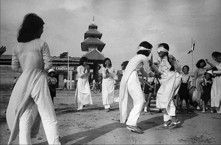 Các thiếu nữ chơi đùa tại Viện Hóa Đạo ở Sài Gòn, 1966.