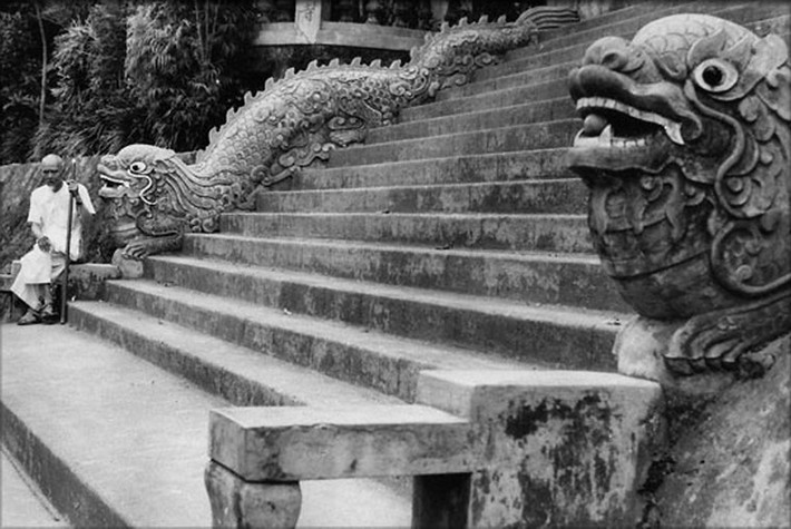 Rồng đá ở lối lên chùa.