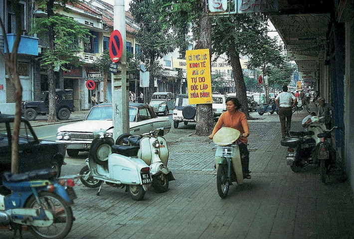 Trên đường Tự Do (đường Đồng Khởi).