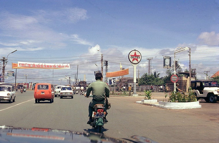 Trên đường ra sân bay Tân Sơn Nhất.