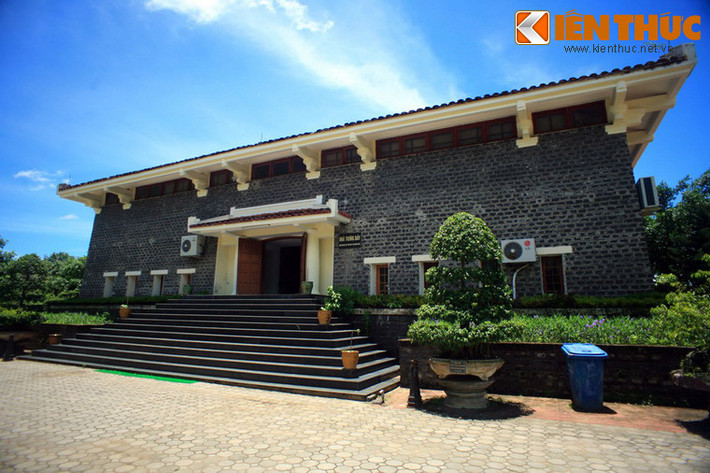 Khu chứng tích Sơn Mỹ (thôn Tư Cung, xã Tịnh Khê, TP Quảng Ngãi, tỉnh Quảng Ngãi) là nơi ghi dấu vụ thảm sát Sơn Mỹ (còn gọi là vụ thảm sát Mỹ Lai) của quân đội Mỹ ngày 16/3/1968 trong Chiến tranh Việt Nam. Ngày nay, du khách có thể trực tiếp nhìn những hiện vật còn sót lại của tội ác chiến tranh này được trưng bày tại nhà chứng tích Sơn Mỹ.