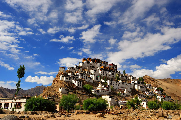 Các nhà sư này đã đàm đạo với vua của Ladakh và được đồng ý cho thành lập một tu viện ở nơi đây.