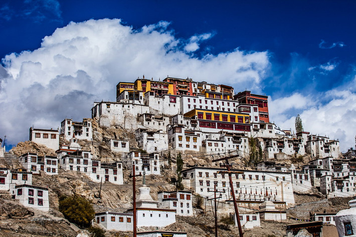 Lịch sử tu viện bắt đầu từ những năm đầu thế kỷ 15, khi nhà tu hành Je Tsongkhapa - người sáng lập ra trường phái Mũ Vàng - gửi sáu môn đệ từ Tây Tạng tời Ladakh để truyền giáo.