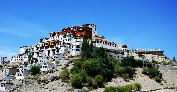 Công trình này được chú ý vì có kiến trúc rất giống với Cung điện Potala ở Lhasa. Đây cũng là công trình tôn giáo lớn nhất trung tâm Ladakh - vùng đất được mệnh danh là "tiểu Tây Tạng" với ảnh hưởng sâu sắc của văn hóa Phật giáo Tây Tạng.