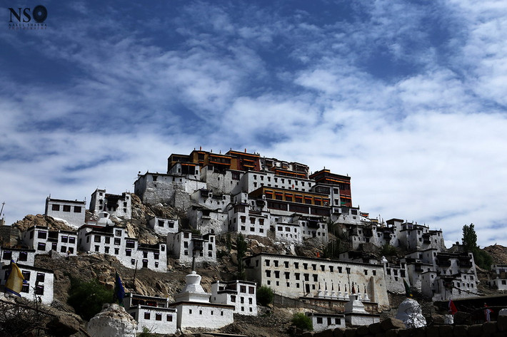 Với những đường nét tương tự cung điện Potala ở thủ đô Lhasa của Tây Tạng, tu viện Thikse thường được gọi là "Tiểu Potala".