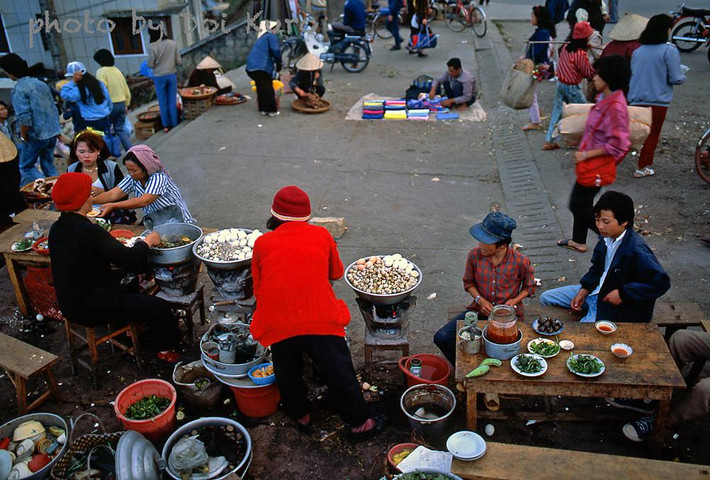 Cầu thang dẫn xuống chợ Đà Lạt một buổi chiều 1990.