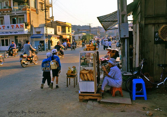 Quầy bánh mì vỉa hè, 1996.