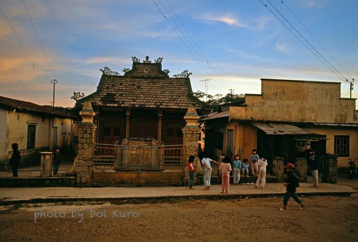 Các bé gái chơi nhảy dây phía ngoài một ngôi chùa, 1990.