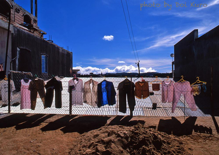 Phơi quần áo ven đường, 1996.