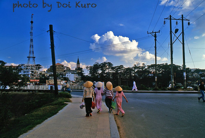 Những người phụ nữ bên bờ hồ Xuân Hương, 1997.
