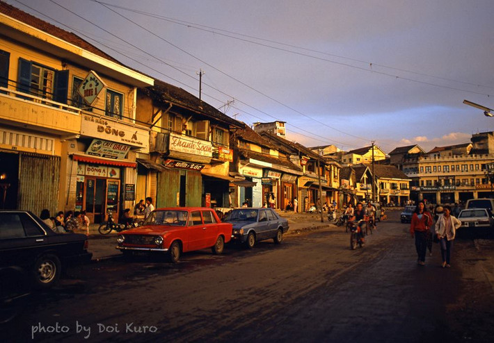 Đường Phan Đình Phùng trong chiều muộn, Đà Lạt năm 1996. Hình ảnh nằm trong loạt Đà Lạt những năm 1990 được đăng tải trên trang Facebook của nhiếp ảnh gia Nhật Bản Doi Kuro.