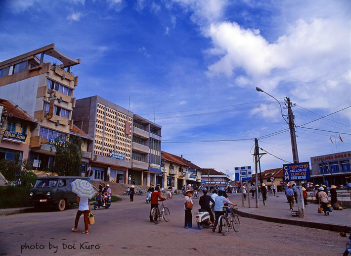 Khu Hòa Bình với rạp Hòa Bình phía phải, 1990.