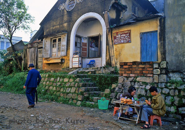 Bên ngoài một trạm đăng ký tạm trú, 1996.