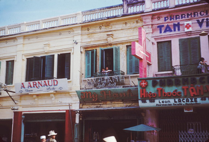 Các cửa hàng ở trung tâm Đà Nẵng năm 1954.