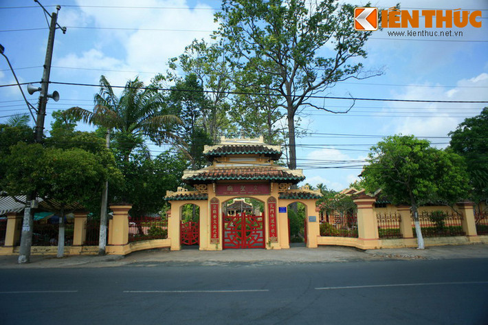 Nằm ở phường 4, thành phố Vĩnh Long, Văn Thánh Miếu Vĩnh Long là một trong ba Văn Thánh Miếu của vùng Nam Bộ, được nhà Nguyễn xây dựng nhằm đề cao Nho giáo.