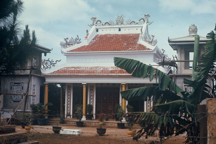 Ngôi chùa nhỏ đang được xây dựng.