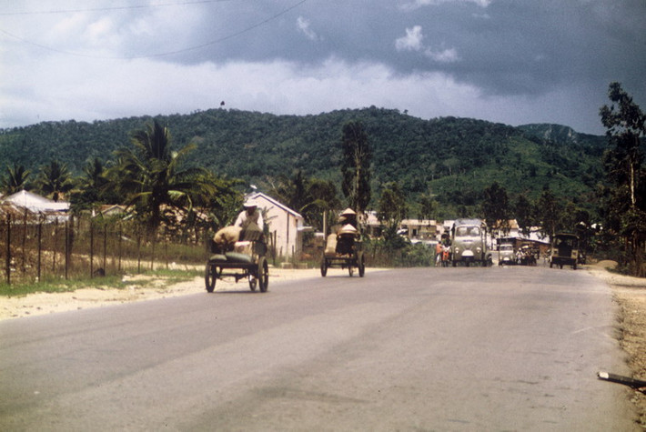 Trên Quốc lộ 19 nối Quy Nhơn với Bình Định, miền Nam Việt Nam năm 1970.