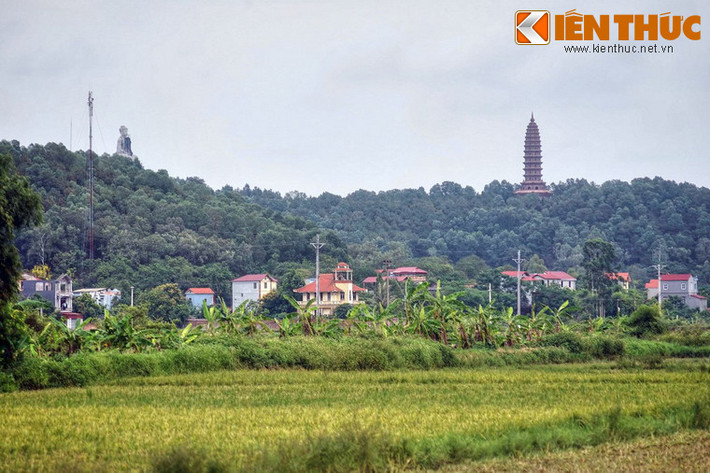 Nằm ở sườn phía Nam núi Phật Tích (còn gọi núi Lạn Kha, non Tiên), xã Phật Tích, huyện Tiên Du, tỉnh Bắc Ninh, chùa Phật Tích là một Di tích quốc gia đặc biệt của Việt Nam. Nhìn từ xa, ngôi chùa gây ấn tượng mạnh với tòa bảo tháp cao vút vươn lên từ đỉnh núi.