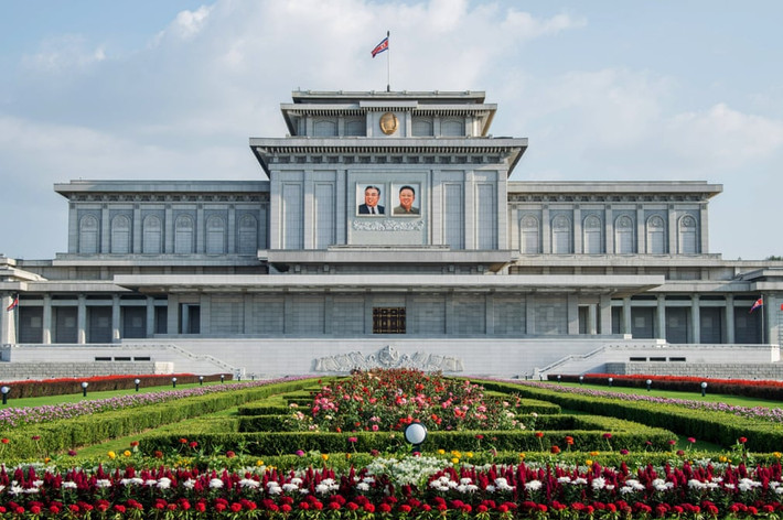 Cung tưởng niệm Kumsusan được xây năm 1977, ban đầu là tòa nhà chính phủ, được chuyển thành khu tưởng niệm sau khi lãnh tụ Kim Nhật Thành qua đời.