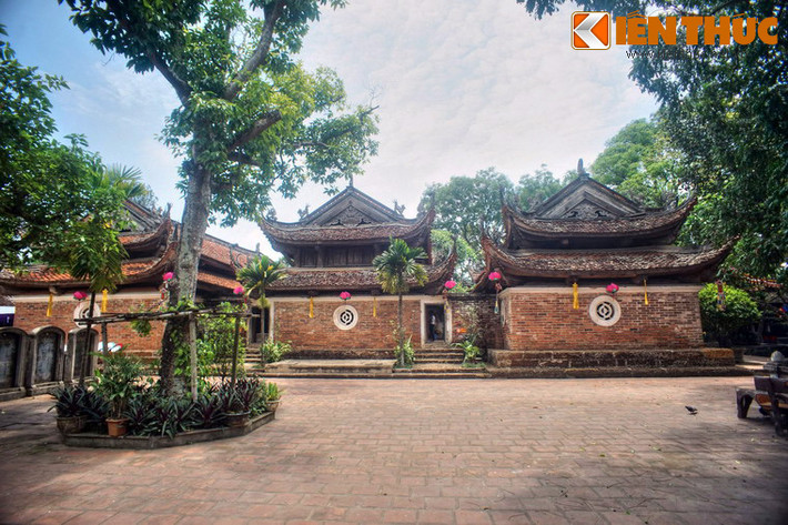 Chùa Chính là hạng mục trung tâm của chùa Tây Phương, có kết cấu kiến trúc chữ Công, bao gồm các tòa Tiền đường, Trung đường và Thượng điện, còn gọi là chùa Hạ, chùa Trung và chùa Thượng.