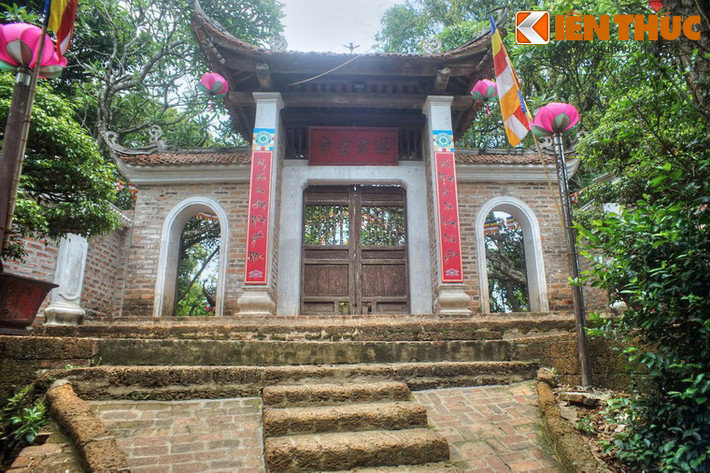 Cuối các bậc đá ong là Tam quan thượng.